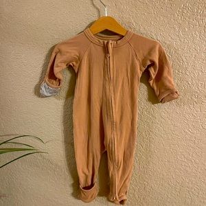 Goumikids zippered footie 3-6m in a light rose color